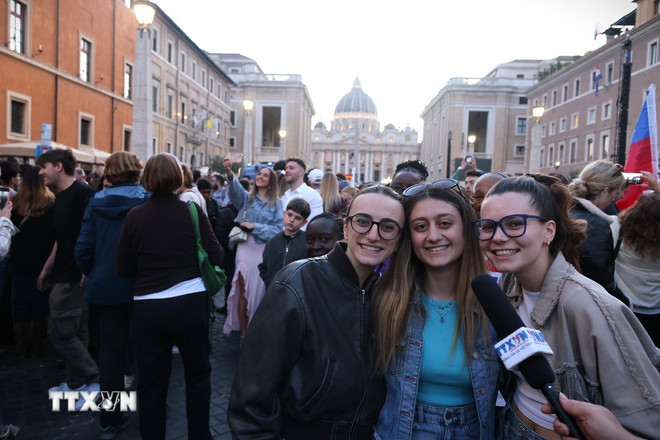 Nhóm 3 bạn Giulia, Ludovica và Elena trả lời phóng viên TTXVN tại Rome. Ảnh: Thanh Hải/TTXVN
