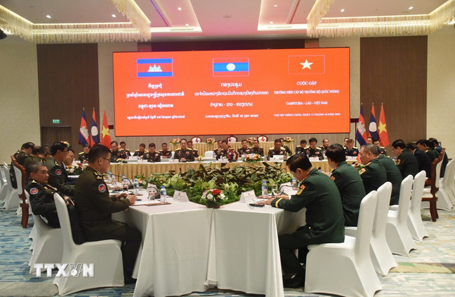 Schauplatz des jährlichen Treffens der Verteidigungsminister von Vietnam, Laos und Kambodscha. (Foto: Xuan Tu/VNA) ttxvn-viet-nam-lao-campuchia-tang-cuong-quan-he-huu-nghi-truyen-thong-lang-gieng-tot-dep5.jpg