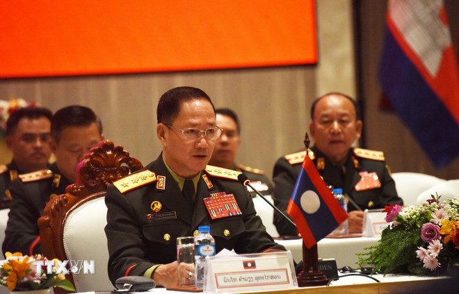Der laotische Verteidigungsminister, Generalleutnant Khamlieng Outhakaysone, spricht bei dem Treffen. (Foto: Xuan Tu/VNA) ttxvn-viet-nam-lao-campuchia-tang-cuong-quan-he-huu-nghi-truyen-thong-lang-gieng-tot-dep3.jpg