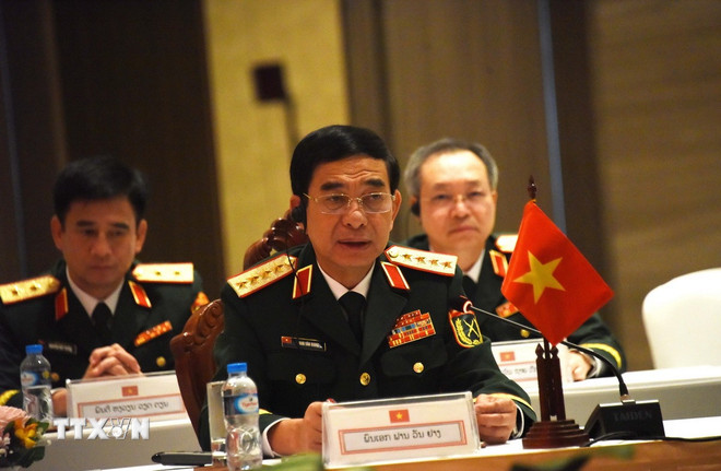 Vietnams Verteidigungsminister, General Phan Van Giang, spricht bei dem Treffen. (Foto: Xuan Tu/VNA) ttxvn-viet-nam-lao-campuchia-tang-cuong-quan-he-huu-nghi-truyen-thong-lang-gieng-tot-dep2.jpg