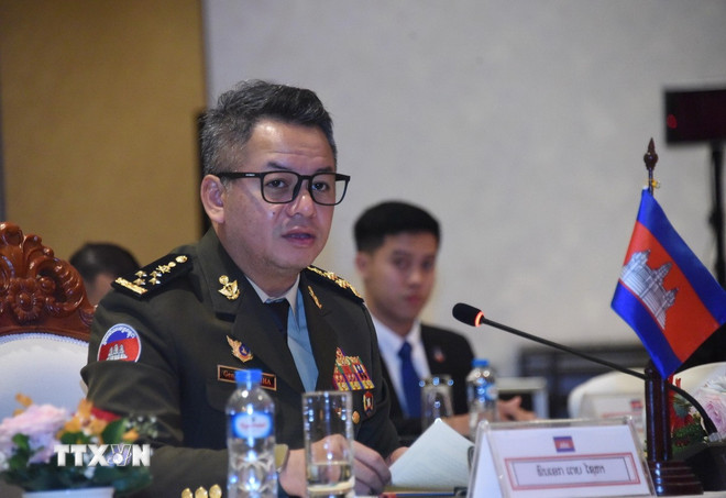 Der kambodschanische Verteidigungsminister, General Tea Seiha, spricht bei dem Treffen. (Foto: Xuan Tu/VNA) ttxvn-viet-nam-lao-campuchia-tang-cuong-quan-he-huu-nghi-truyen-thong-lang-gieng-tot-dep4.jpg