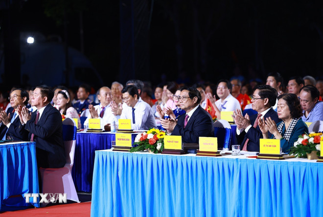 Xúc động, tự hào về khí phách quật cường, anh dũng của Côn Đảo ttxvn-thu-tuong-du-chuong-trinh-chinh-luan-nghe-thuat-con-dao15.jpg