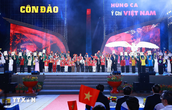 Xúc động, tự hào về khí phách quật cường, anh dũng của Côn Đảo ttxvn-thu-tuong-du-chuong-trinh-chinh-luan-nghe-thuat-con-dao16.jpg