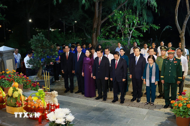 Xúc động, tự hào về khí phách quật cường, anh dũng của Côn Đảo ttxvn-thu-tuong-du-chuong-trinh-chinh-luan-nghe-thuat-con-dao1-1.jpg