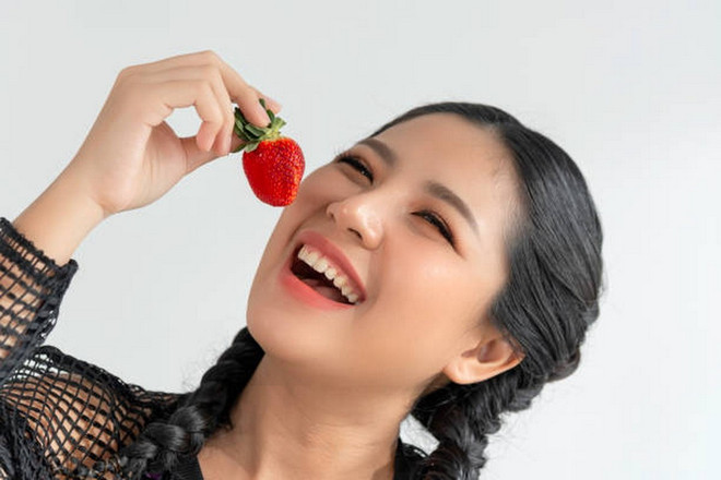 توت فرنگی حاوی مقادیر زیادی ویتامین C است که به روشن شدن و سالم ماندن پوست کمک میکند. (عکس: iStock) dau-tay.jpg