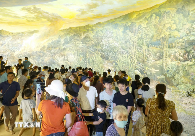 ttxvn-du-khach-tham-quan-bao-tang-va-di-tich-chien-truong-dien-bien-phu3.jpg
