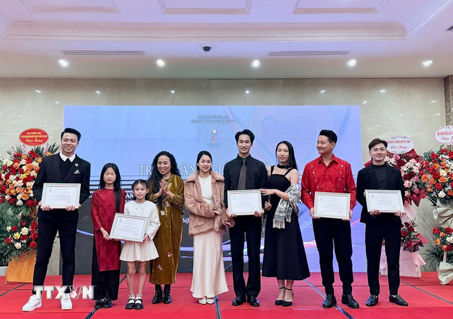ttxvn-vinh-danh-50-tac-pham-mua-tieu-bieu-va-trao-giai-thuong-hoi-nghe-si-mua-viet-nam-nam-2025-2.jpg