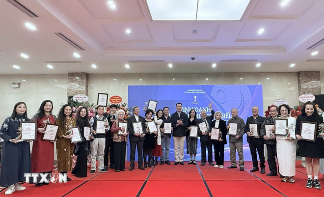 ttxvn-vinh-danh-50-tac-pham-mua-tieu-bieu-va-trao-giai-thuong-hoi-nghe-si-mua-viet-nam-nam-2025-3.jpg