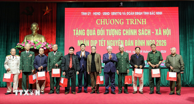 ttxvn-pho-chu-tich-thuong-truc-quoc-hoi-do-van-chien-tham-tang-qua-gia-dinh-chinh-sach-ho-ngheo-tai-bac-ninh2.jpg