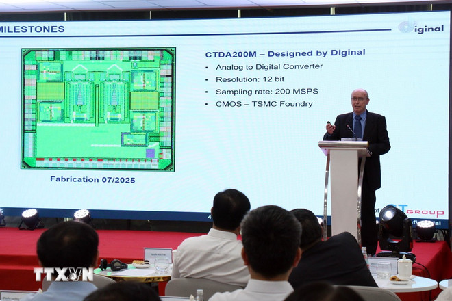 Chuyên gia của CT Group giới thiệu bản thiết kế chip của Tập đoàn. (Ảnh: Tiến Lực/TTXVN) ttxvn-ct-group-ra-mat-ban-thiet-ke-chip-iot-cua-ky-su-viet2.jpg