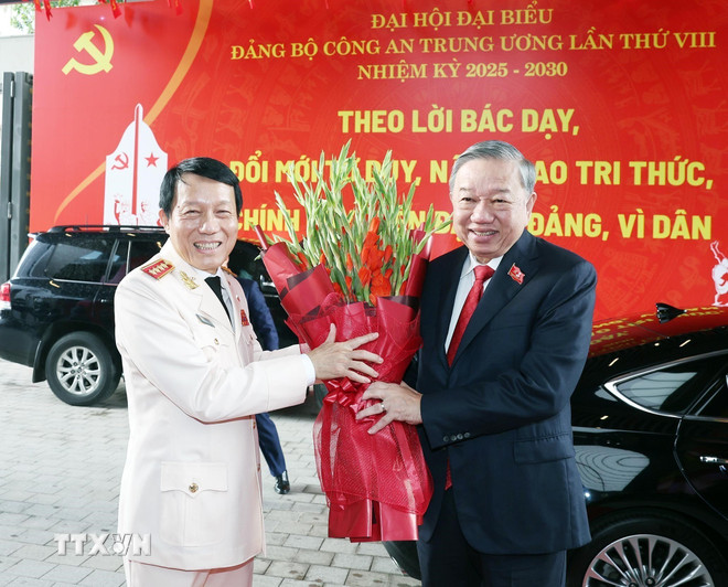 El General Luong Tam Quang, Ministro de Seguridad Pública, dio la bienvenida al Secretario General To Lam al VIII Congreso del Comité Central del Partido de Seguridad Pública. (Foto: Thong Nhat/VNA) ttxvn-tong-bi-thu-to-lam-du-dai-hoi-dai-bieu-dang-bo-cong-an-trung-uong2.jpg