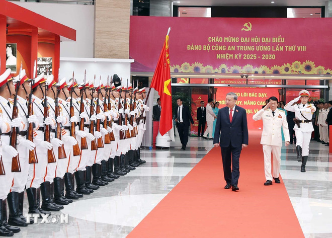 El Secretario General To Lam asiste al VIII Congreso del Comité Central del Partido de Seguridad Pública. (Foto: Thong Nhat/VNA) ttxvn-tong-bi-thu-to-lam-du-dai-hoi-dai-bieu-dang-bo-cong-an-trung-uong3.jpg