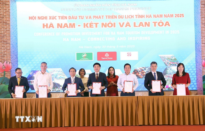 El Comité Popular de la provincia de Ha Nam ha firmado acuerdos de cooperación para el desarrollo turístico con socios, entre ellos corporaciones, empresas, clubes de viajes, universidades y colegios de todo el país. (Foto: Thanh Tuan/VNA) ttxvn-hoi-nghi-xuc-tien-dau-tu-phat-trien-du-lich-tinh-ha-nam-nam-2025-2.jpg