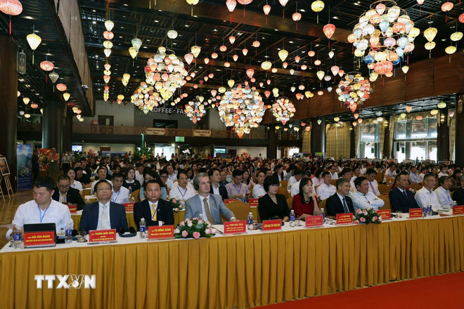 Representantes de asociaciones empresariales, expertos, científicos, grupos económicos y empresas de turismo y viajes nacionales e internacionales asistieron a la conferencia. (Foto: Thanh Tuan/VNA) ttxvn-hoi-nghi-xuc-tien-dau-tu-phat-trien-du-lich-tinh-ha-nam-nam-2025-7775.jpg