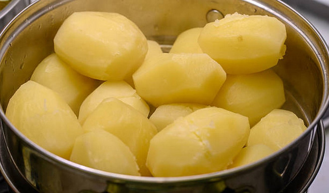 Gestoomde aardappelen. (Foto: iStock) khoai-tay-hap2.jpg