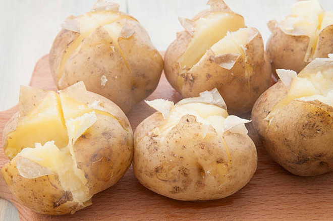 Eén middelgrote aardappel kan tot 25% van uw dagelijkse kaliumbehoefte leveren. (Foto: iStock) khoai-tay-hap.jpg