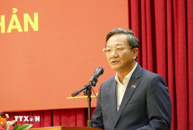 पार्टी सचिव और लाओस में वियतनामी राजदूत गुयेन मिन्ह टैम कार्यक्रम में बोलते हुए। (फोटो: झुआन तू/वीएनए) ttxvn-chu-tich-kaysone-phomvihane-trong-tim-moi-nguoi-dan-lao-va-viet-nam2.jpg