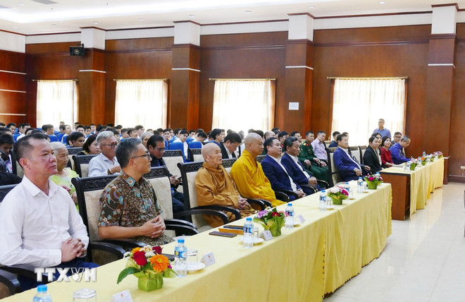 राष्ट्रपति कायसोन फ़ोमविहाने के जीवन और करियर तथा वियतनाम-लाओस संबंधों पर एक वार्ता में प्रतिनिधि शामिल हुए। (फोटो: झुआन तु/वीएनए) ttxvn-chu-tich-kaysone-phomvihane-trong-tim-moi-nguoi-dan-lao-va-viet-nam3.jpg