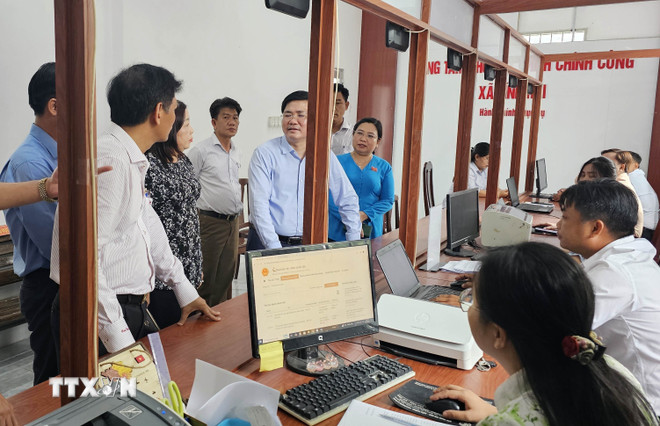 Lãnh đạo Thành ủy, chính quyền thành phố Cần Thơ luôn quan tâm chỉ đạo sát sao trong lĩnh vực phục vụ hành chính công phục vụ nhân dân. (Ảnh: Trung Hiếu/TTXVN) ttxvn-can-tho-chuyen-doi-so3.jpg