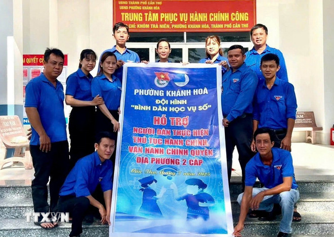 Đoàn thanh niên Phường Khánh Hòa, thành phố Cần Thơ tiên phong trong phong trào Bình dân học vụ số hỗ trợ người dân. (Ảnh: Trung Hiếu/TTXVN) ttxvn-can-tho-chuyen-doi-so2.jpg