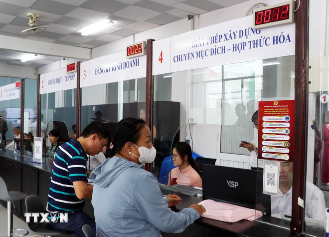 Người dân tại thành phố Cần Thơ khi đến giải quyết các thủ tục hành chính tại xã, phường luôn được nhiệt tình phục vụ. (Ảnh: Trung Hiếu/TTXVN) ttxvn-can-tho-chuyen-doi-so4.jpg