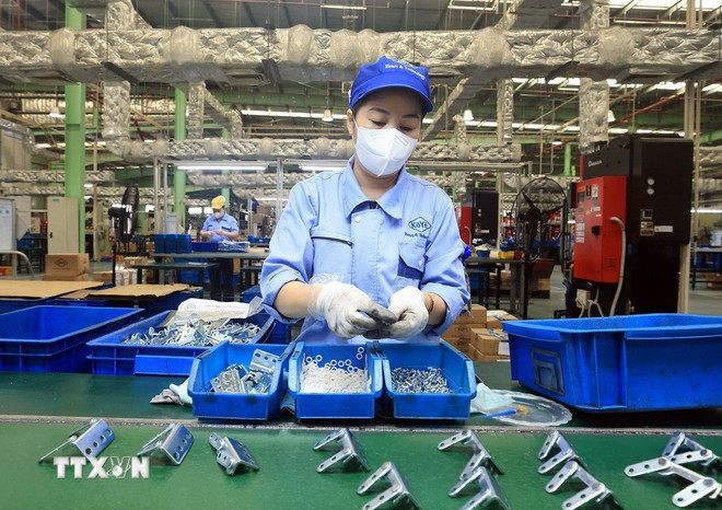 フンイエン省タンロン2工業団地で働く労働者たち。(写真:トゥアン・アン/VNA) ttxvn-khu-cong-nghiep-hung-yen-resize.jpg