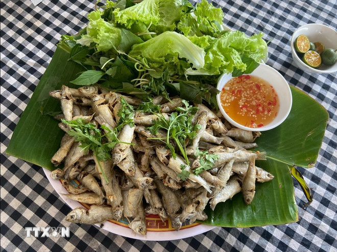 Crispy fried linh fish - a specialty of the flood season. (Photo: VNA) ttxvn-ca-linh-chien-gion.jpg