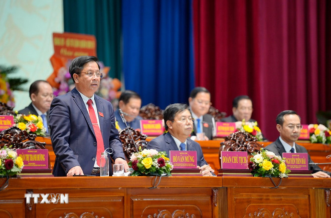 Ủy viên dự khuyết BCH Trung ương Đảng, Phó Bí thư Tỉnh ủy, Chủ tịch UBND tỉnh An Giang Hồ Văn Mừng phát biểu điều hành tại phiên bế mạc Đại hội. (Ảnh: Văn Sĩ/TTXVN) ttxvn-be-mac-dai-hoi-dai-bieu-dang-bo-tinh-an-giang2.jpg