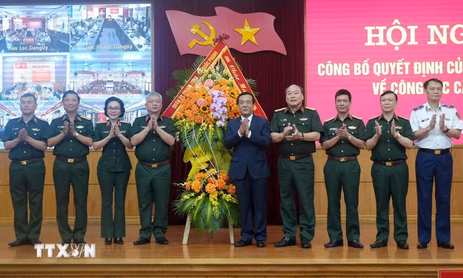 ttxvn-thuong-tuong-le-duc-thai-giu-chuc-bi-thu-tinh-uy-thanh-hoa4.jpg