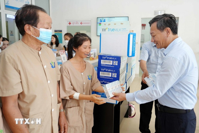 Tặng quà cho các bệnh nhân đang điều trị tại Bệnh viện Hà Nội - Vientiane. (Ảnh: Đỗ Bá Thành/TTXVN) ttxvn-trao-yeu-thuong-ket-noi-tinh-than-viet-lao4.jpg