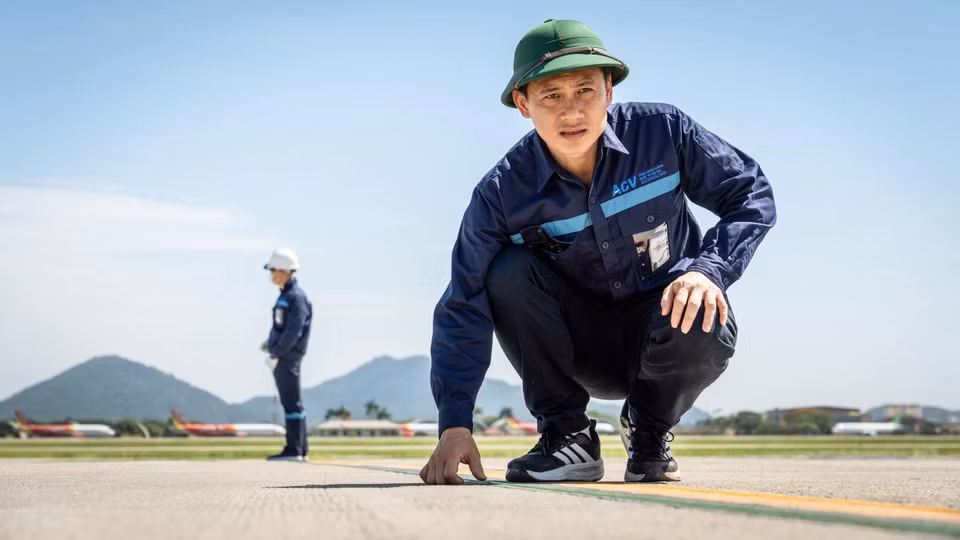 Thời điểm nắng gắt cũng là lúc các đội ngũ phải tăng tốc làm việc để đảm bảo mọi công trình, hạng mục bảo dưỡng trong khu bay hoàn thành đúng tiến độ. (Ảnh: Phan Công/Vietnam+)