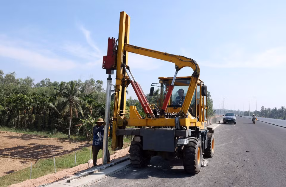 Nhà thầu đang thi công nốt hệ thống an toàn giao thông để đảm bảo thông tuyến. (Ảnh: Khánh Hùng/Vietnam+)