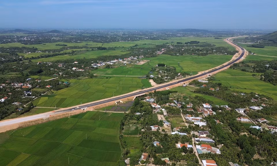 Dự án đang hoàn thiện những hạng mục cuối cùng để chờ thông xe kỹ thuật 10km vào ngày 19/8 tới. (Ảnh: Khánh Hùng/Vietnam+)
