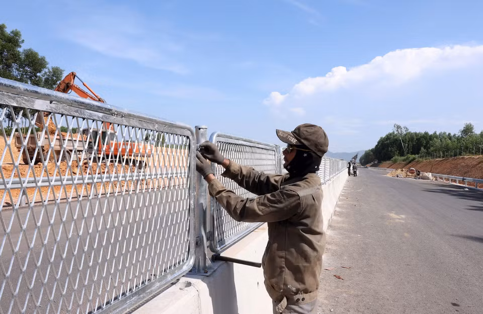 Hạng mục lưới chống chói lắp trên dải phân cách giữa đang được hoàn thiện. (Ảnh: Khánh Hùng/Vietnam+)
