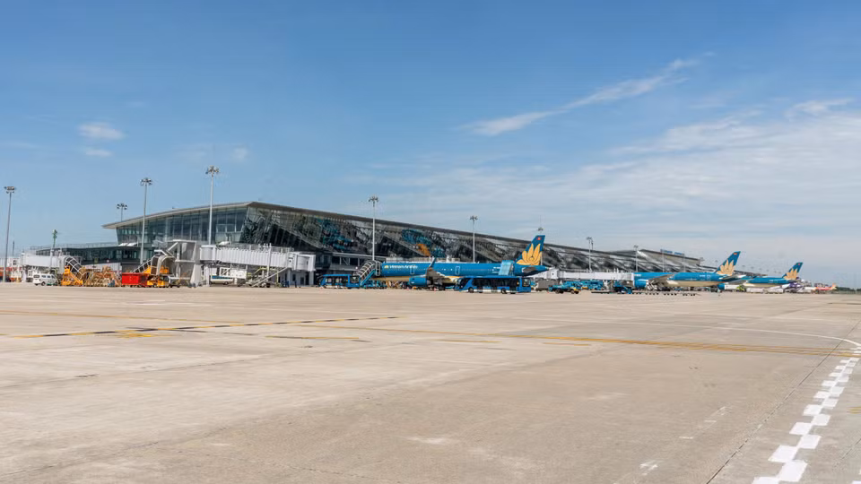 Toàn bộ khu bay Nội Bài rộng lớn với nền bê tông hấp thụ nhiệt diện rộng không khác gì một "chiếc chảo rang khổng lồ." (Ảnh: Phan Công/Vietnam+)