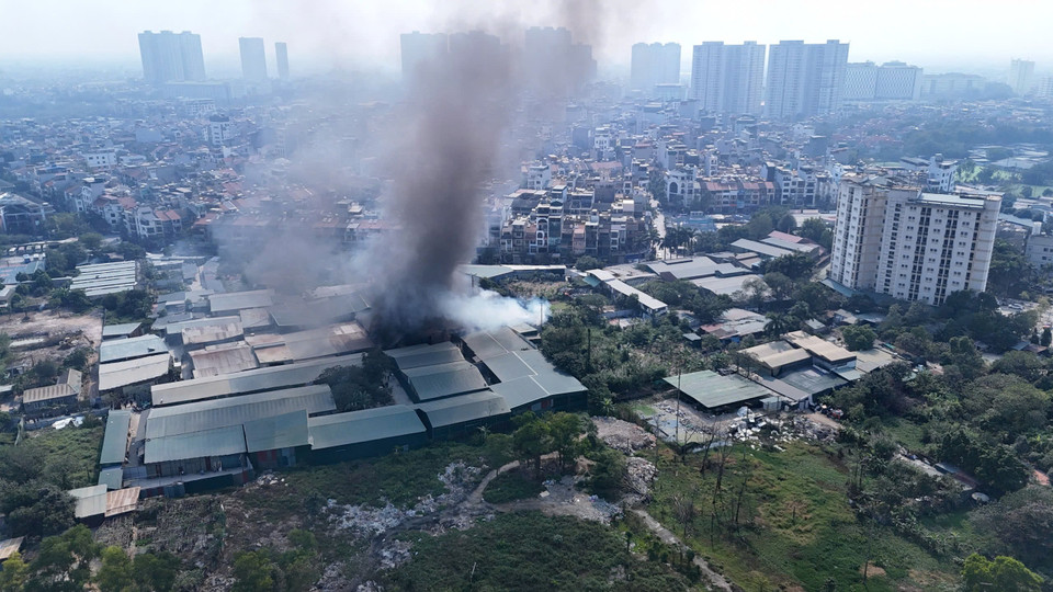 Theo người dân chứng kiến sự việc, vào khoảng 13 giờ một vụ hỏa hoạn đã xảy ra tại khu nhà xưởng ở Tân Triều (thành phố Hà Nội), cột khói cuồn cuộn bốc cao và sau đó ngọn lửa bùng lên dữ dội. (Ảnh: Hoài Nam/Vietnam+)