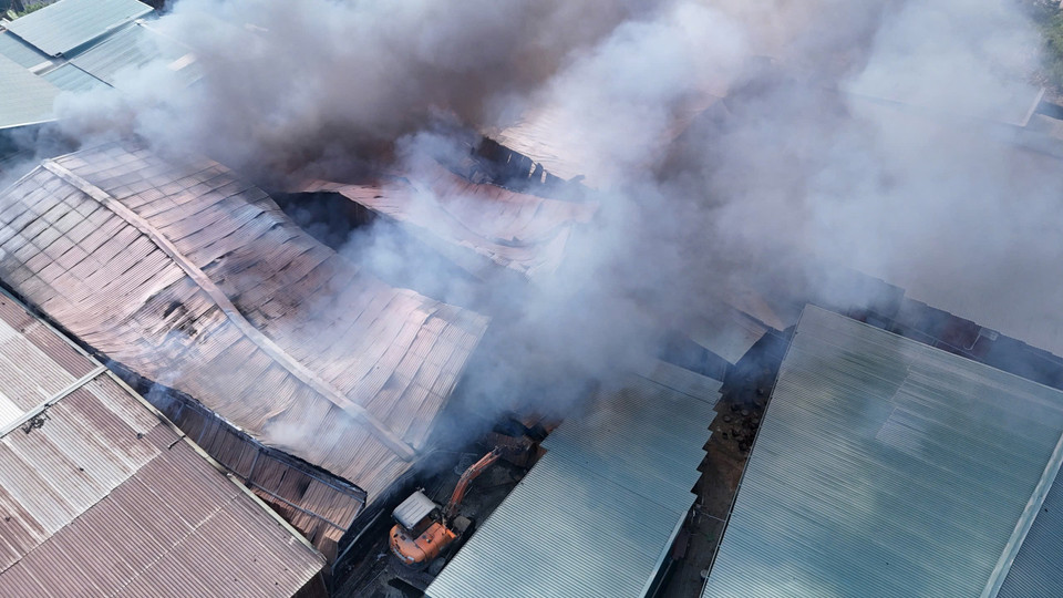 Các nhà xưởng san sát nhau nên công tác dập cháy gặp nhiều khó khăn. (Ảnh: Hoài Nam/Vietnam+)