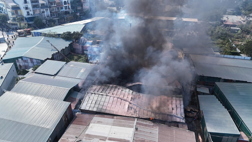 Khói đen cuồn cuộn với các nhà xưởng bên cạnh khu sản xuất. (Ảnh: Hoài Nam/Vietnam+)