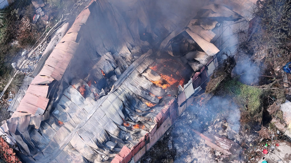 Với các kho xưởng sản xuất dệt, tái chế nhựa... nên lửa bén và lan rất nhanh. (Ảnh: Hoài Nam/Vietnam+)