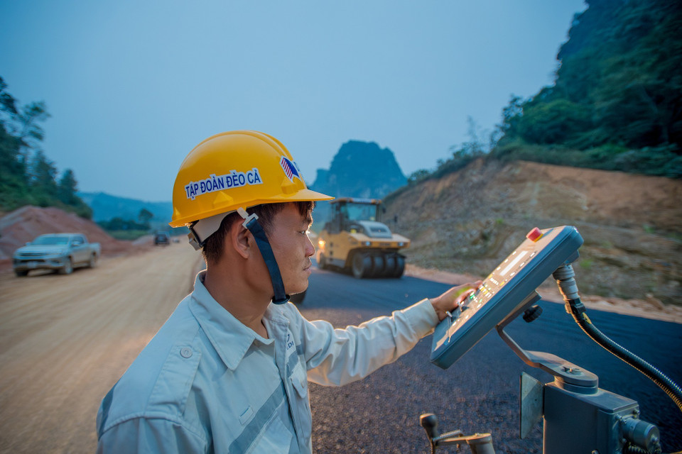 Trong giai đoạn “nước rút” này, lực lượng thi công đang khẩn trương trải thảm nhựa trên địa bàn tỉnh Cao Bằng. (Ảnh: PV/Vietnam+)