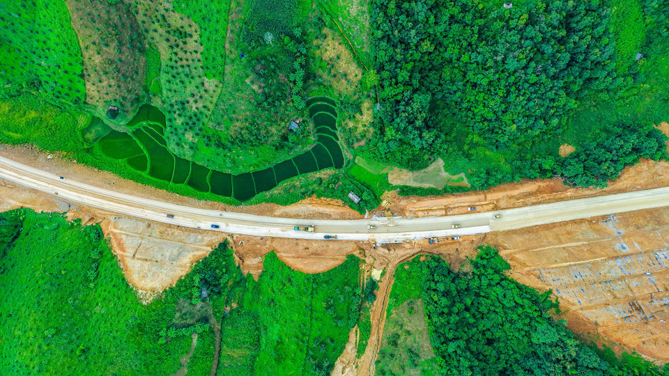 Với cấu tạo địa chất karst cùng địa hình hiểm trở, tình hình thiên tai mưa lũ kéo dài trên địa bàn, đây là một trong những dự án cao tốc thách thức bậc nhất hiện nay trên cả nước. (Ảnh: PV/Vietnam+)