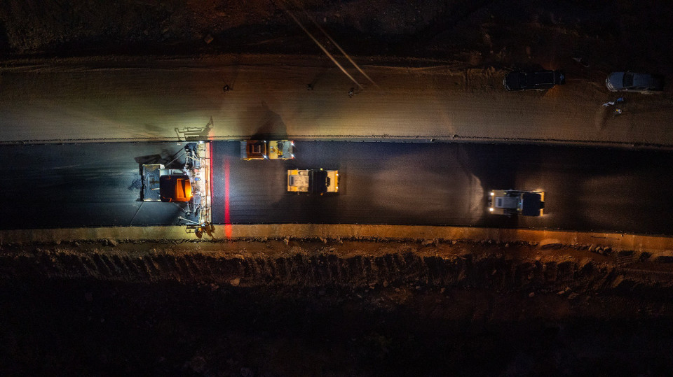 Dù theo hợp đồng thời gian hoàn thành dự án trong quý IV/2026, các nhà đầu tư đã khắc phục khó khăn, đảm bảo thông tuyến trong năm 2025 và nỗ lực phấn đấu rút ngắn tiến độ ít nhất 3 tháng so với hợp đồng. (Ảnh: PV/Vietnam+)