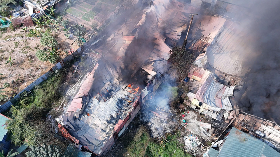 Ngọn lửa bốc lên nhanh chóng và làm sập mái xưởng của nhà kho. (Ảnh: Hoài Nam/Vietnam+)