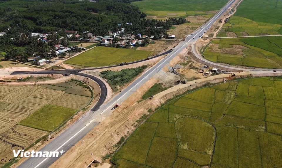 Vị trí cuối tuyến cao tốc Quảng Ngãi-Hoài Nhơn giao với nút giao tỉnh lộ 639 nối vào cao tốc Hoài Nhơn-Quy Nhơn. (Ảnh: Khánh Hùng/Vietnam+)