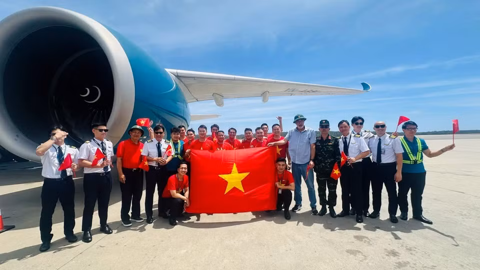 13h30 chiều 9/7 (giờ địa phương), chuyến bay VN69 hành trình Venezuela-Hà Nội của Vietnam Airlines đã cất cánh từ sân bay quốc tế Simón Bolívar (Caracas, Venezuela), đưa 124 cán bộ, chiến sỹ hoàn thành nhiệm vụ hỗ trợ nhân đạo tại Venezuela trở về nước. (Ảnh: VNA cung cấp)