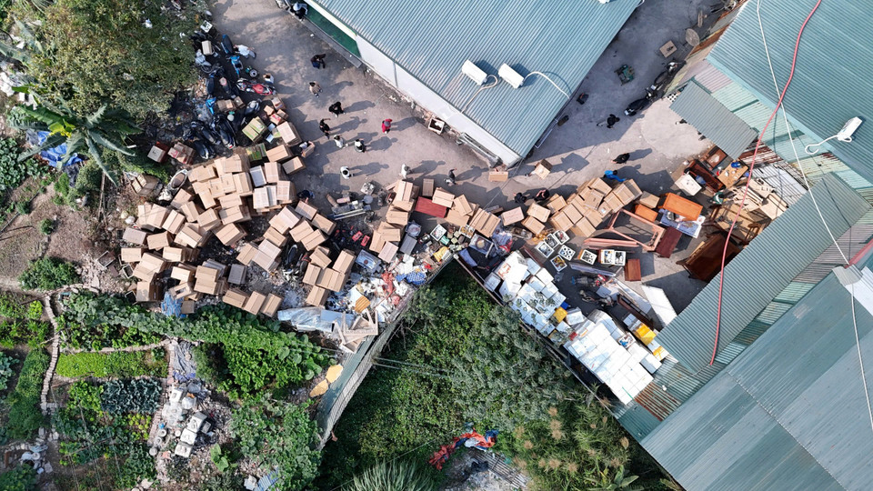 Người dân ở các xưởng lân cận chạy hàng hóa ra bên ngoài vì lo sợ cháy lan sang. Tới khoảng 14 giờ 25, đám cháy cơ bản được dập tắt. Lực lượng Cảnh sát Phòng cháy chữa cháy và cứu nạn cứu hộ phun nước dập cháy âm. Nguyên nhân vụ cháy đang được làm rõ. (Ảnh: Hoài Nam/Vietnam+)