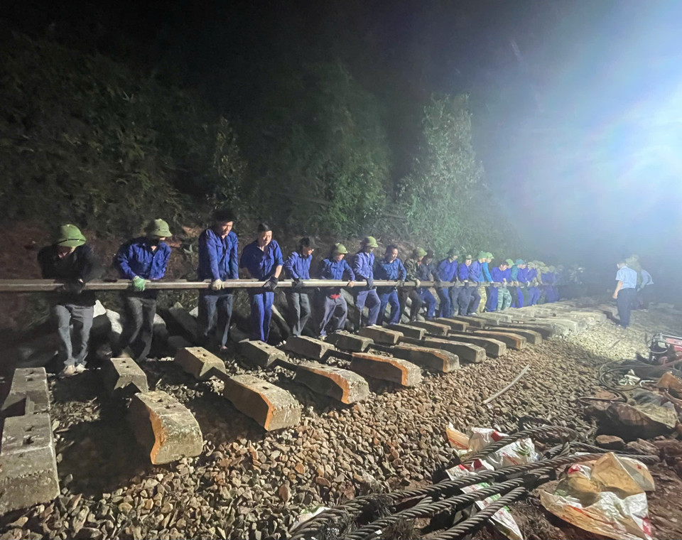 Công nhân viên Đường sắt triển khai sửa chữa hạng mục đường ray. (Ảnh: PV/Vietnam+)