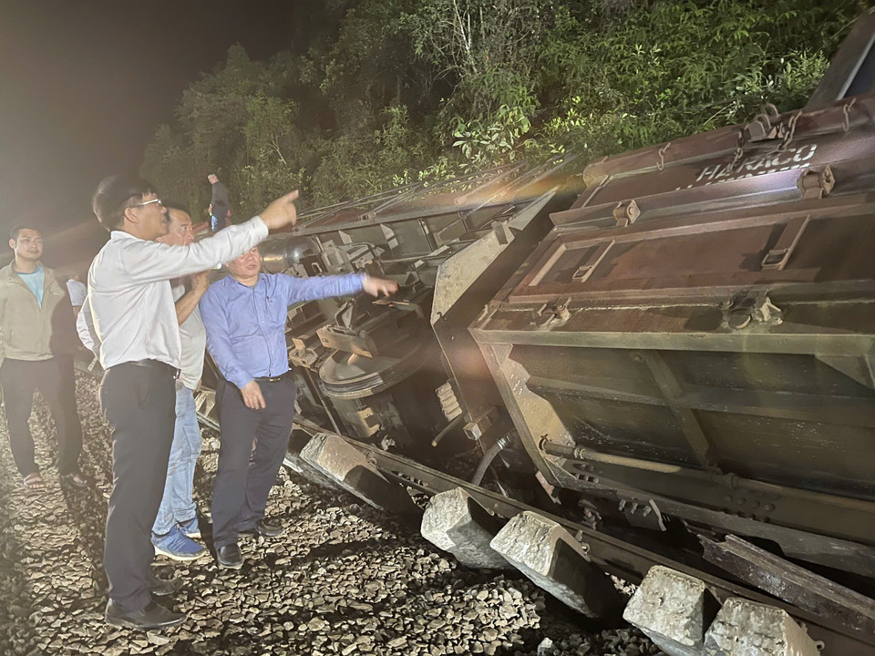 Toa tàu hàng lật nghiêng khiến công tác cứu hộ gặp nhiều khó khăn. (Ảnh: PV/Vietnam+)