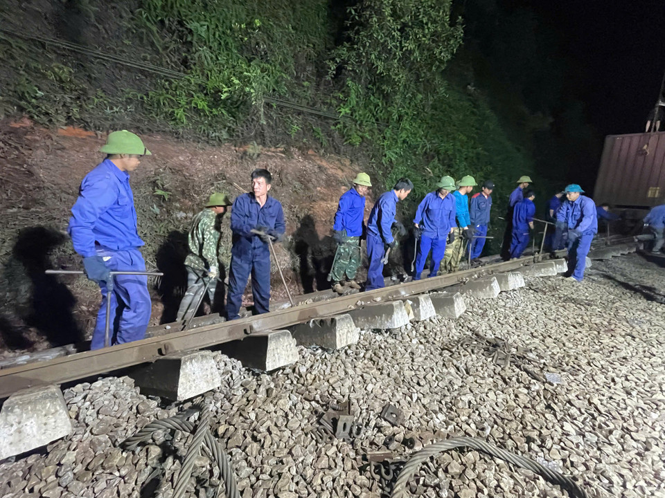 Đường ray bị xô lệch sang hẳn một phía do tàu lật nghiêng. (Ảnh: PV/Vietnam+)