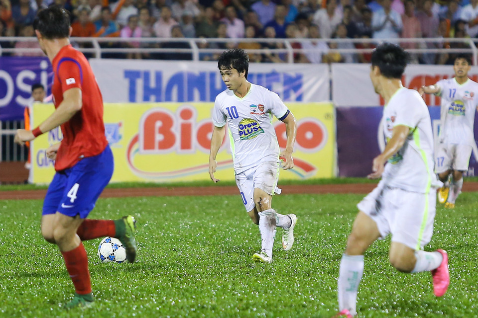 Công Phượng vẫn là ngôi sao sáng nhất. Chỉ một khoảnh khắc lơ đễnh của tiền vệ phòng ngự U19 Hàn Quốc, Phượng đã có khoảng trống và tung cú sút xa tuyệt đẹp mở tỷ số ở phút 24. (Ảnh: Minh Chiến/Vietnam+)